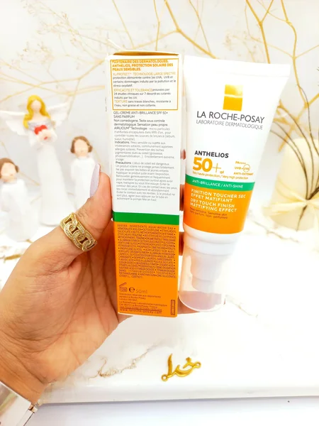 کرم ضدآفتاب بی رنگ مخصوص پوست چرب و مختلط و مستعد جوش لاروش پوزای SPF50  کد 6430