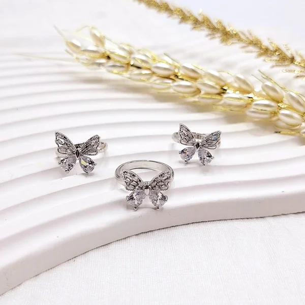 انگشتر پینترستی طرح پروانه ای کریستالی