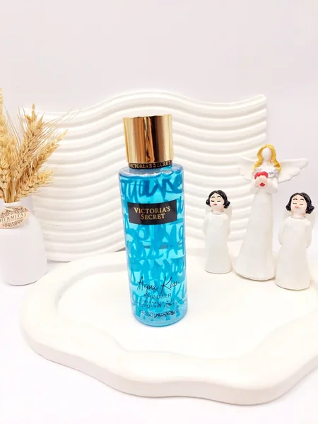 بادی اسپلش 250 ml ویکتوریا سکرت مدل Aqua Kiss shimmer  اورجینال