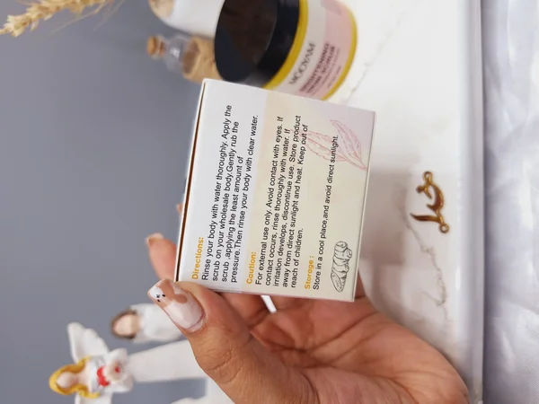 اسکراب روشن کننده بیکینی و زیربغل زردچوبه روشن کننده نواحی مختلف بدن کد 8997