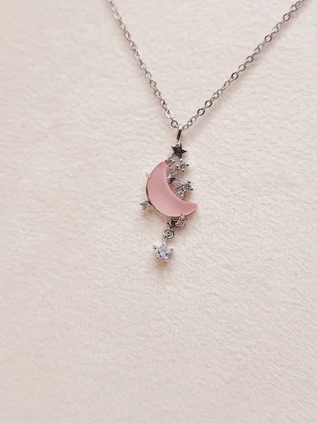 گردنبند پینترستی ماه آویز پروانه ای صورتی