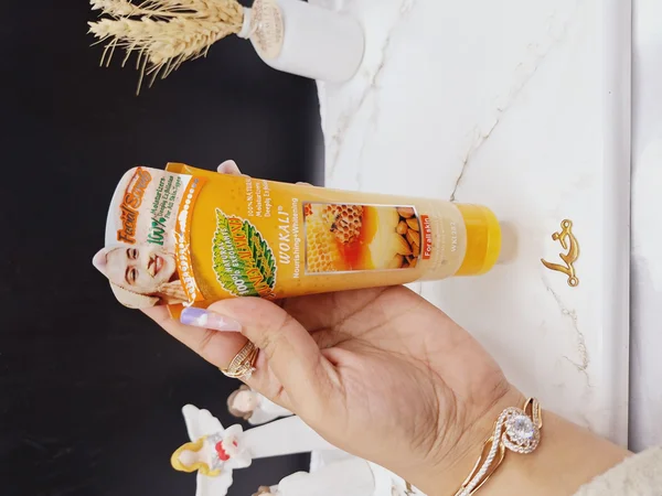 اسکراب صورت لایه بردار و سفید کننده رایحه عسل و بادام وکالی کد WKL282