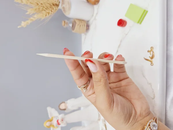 ناخن مصنوعی با مواد کاشت درجه 1 رنگ آبی و سفید طرح توت فرنگی