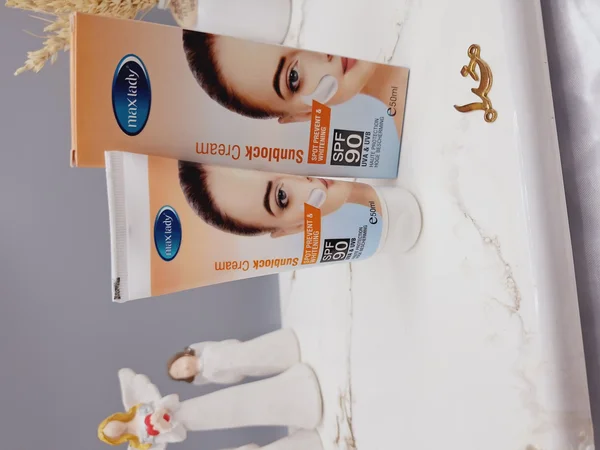کرم ضد آفتاب پیشگیری از لک و سفید کردن پوست مکس لیدی حجم 50ml کد 4927