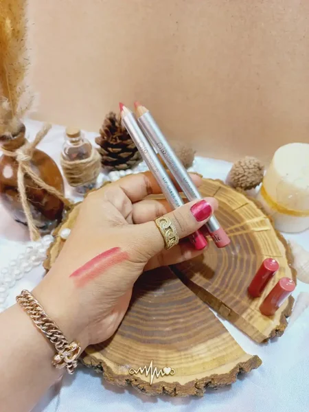 رژ مدادی با کیفیت پوکه نقره ای اوریفلیم oriflame