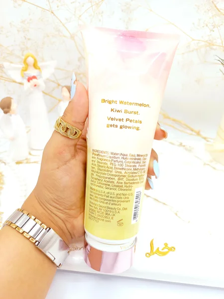 لوسیون معروف مرطوب کننده بدن 236 میل Velvet Petals برند ویکتوریا سکرت کد 8406