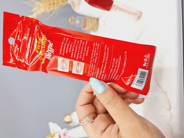 حجم دهنده لب رایحه توت فرنگی کد 1544