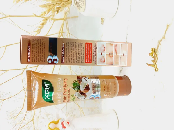 ژل اسکراب لایه بردار و روشن کننده 92 درصد صورت و بدن (نارگیل) XQM کد x2256