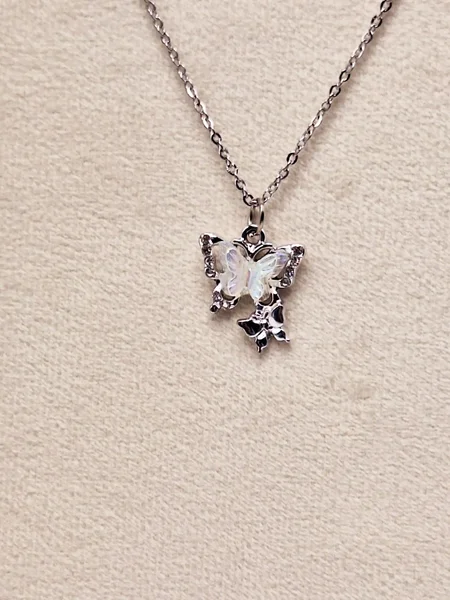 گردنبند پینترستی پروانه آویز دار شاین سفید