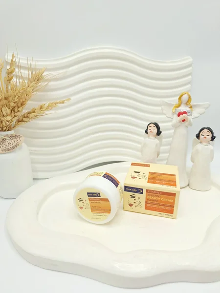 کرم سفید کننده و التیام بخش صورت رایحه VITAMIN C برند مکس لیدی کد 4698