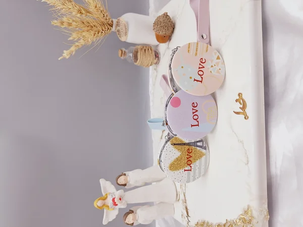 آینه آرایشی دسته دار مدل دایره ای طرح برج ایفل Love