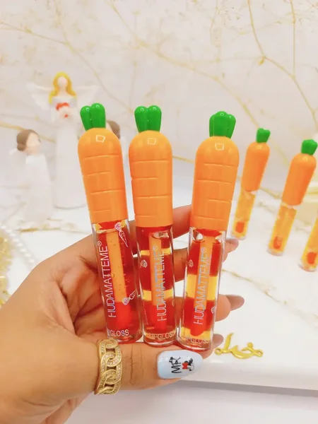 برق لب و لیپ گلاس درب هویج هدا مات می HUDA MATTE ME کد X050