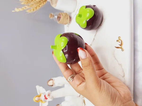 کرم مرطوب کننده و آبرسان عمیق دست طرح بادمجان برند Wokali کد 1864