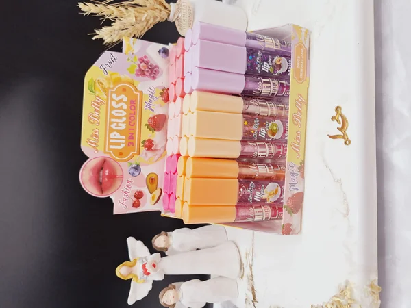 برق لب و لیپ گلاس شاین دار ۳تایی با رایحه میوه ای برند میس بیوتی Miss Betty  کد L7726