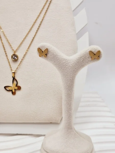 ست گوشواره و گردنبند دو لاین پروانه و آویز نگین دار رنگ طلایی استیل