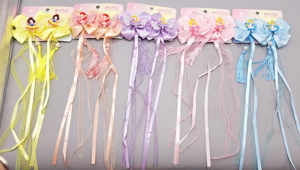 ست 2 تایی گیره مو پاپیونی طرح دختران پرنسسی همراه با آویز نواری و نگین دار